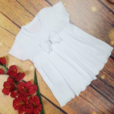 Biała body sukienka dziecięca z krókim rękawem.  Kokarda